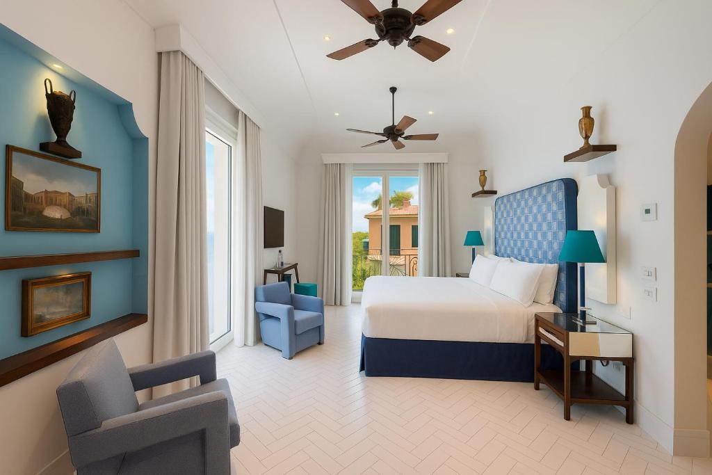 une chambre avec un lit et une chaise dans l'établissement Grand Hotel Europa Palace Sorrento, à Sorrente