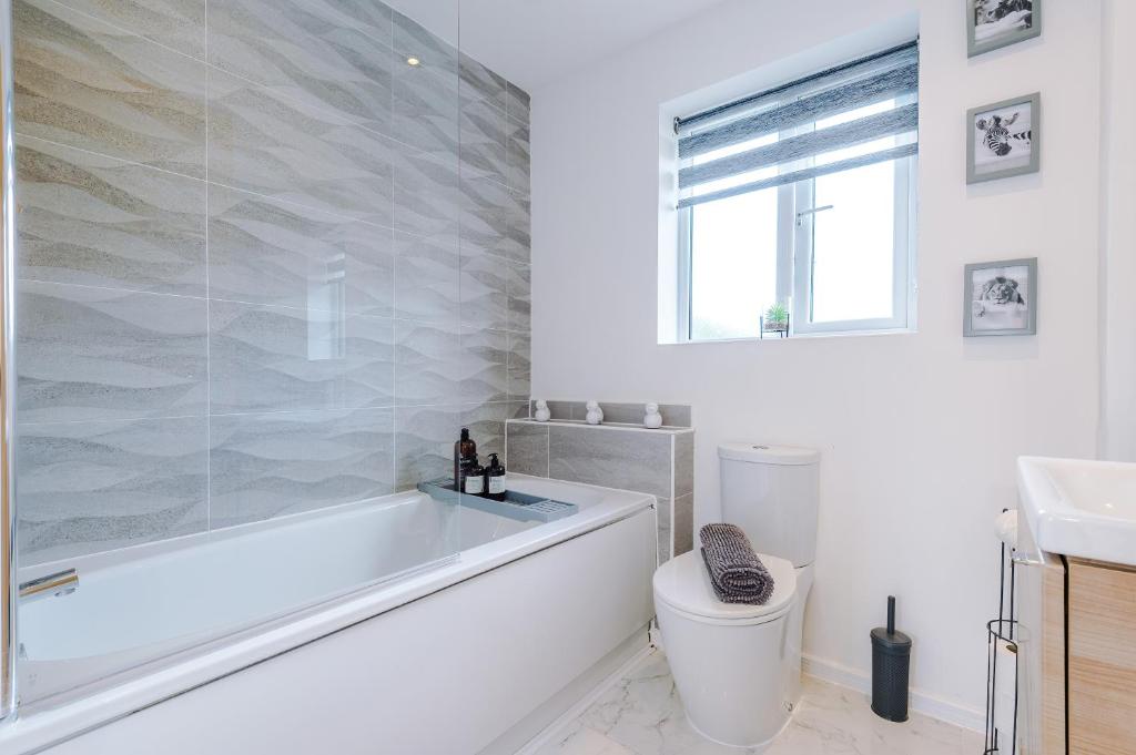 Stunning Riverside 3-Bed Home by 53 Degrees Property in Manchester with Garden & FREE Parking! 8