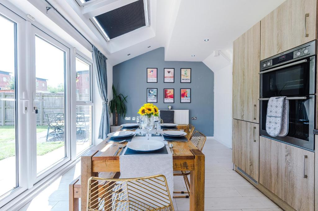 Stunning Riverside 3-Bed Home by 53 Degrees Property in Manchester with Garden & FREE Parking! 4