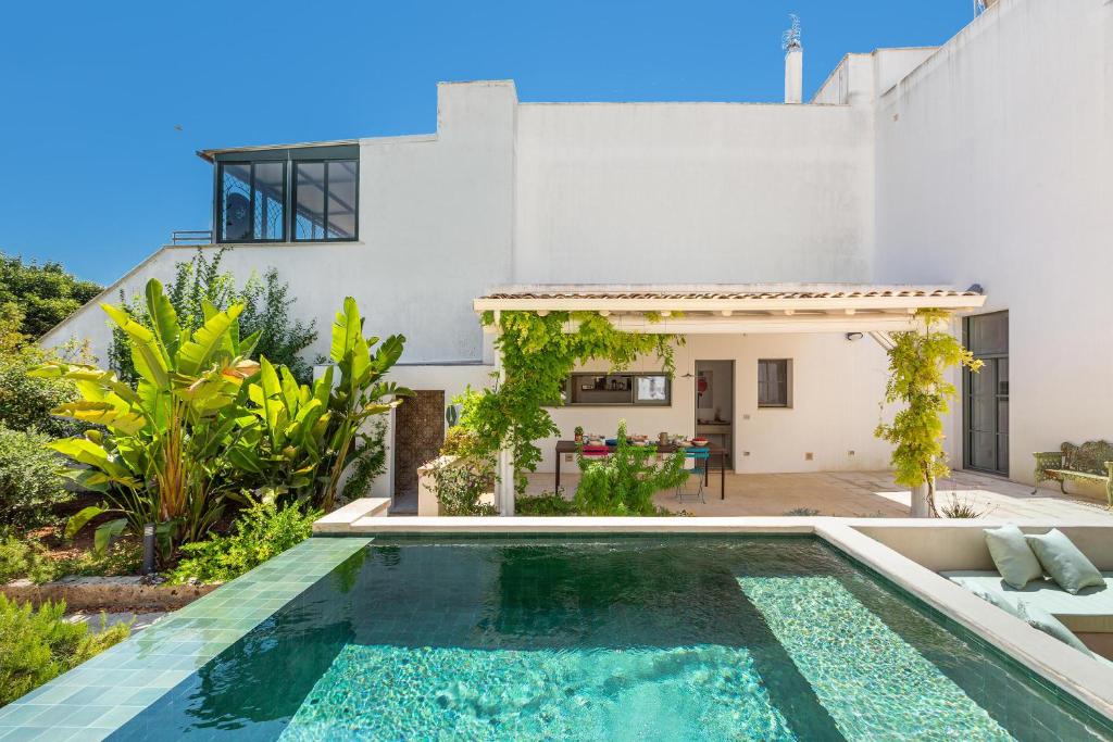 une piscine devant une maison dans l'établissement La Casa Della Maestra by Perle di Puglia, à Presicce