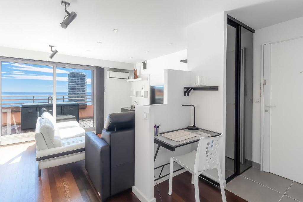 Stunning Renovated 1-Bedroom Breathtaking View 8