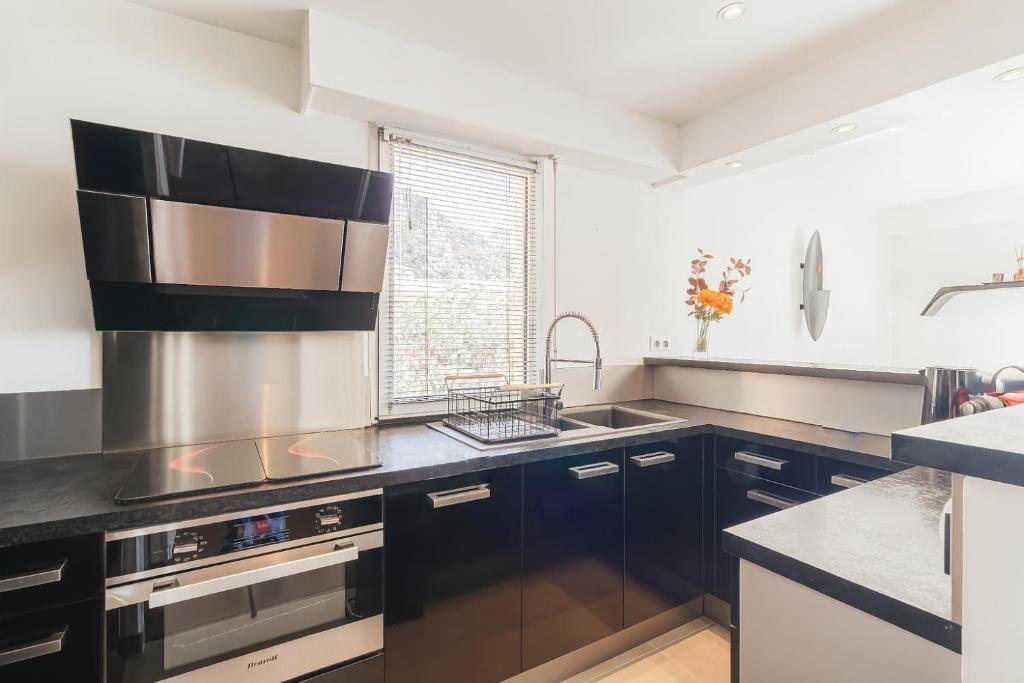 Stunning Renovated 1-Bedroom Breathtaking View 4
