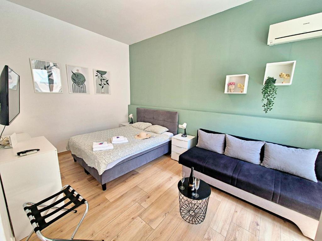 Lola's Place 7