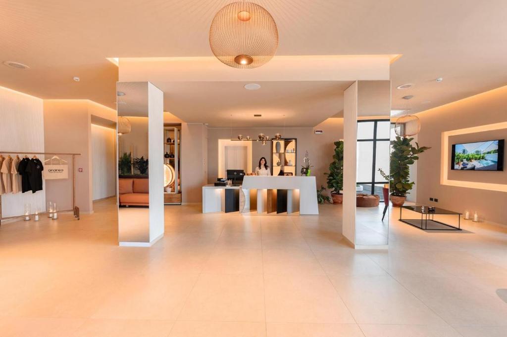 un grand salon avec un sol blanc et un plafond dans l'établissement ananea Tropea Yachting Resort, à Tropea