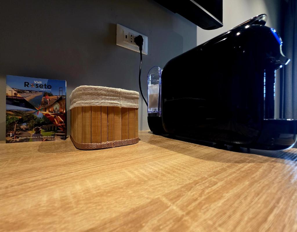 une cafetière assise au-dessus d'une table en bois dans l'établissement Sottocoperta, à Roseto degli Abruzzi