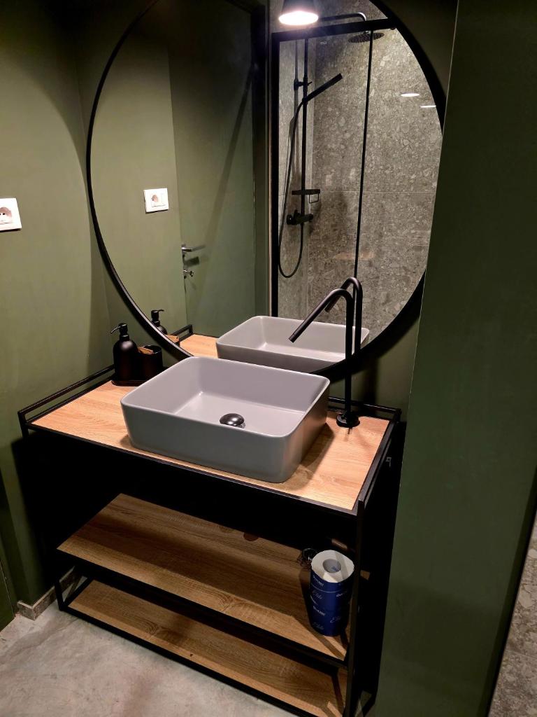 une salle de bain avec un lavabo et un miroir dans l'établissement Sottocoperta, à Roseto degli Abruzzi