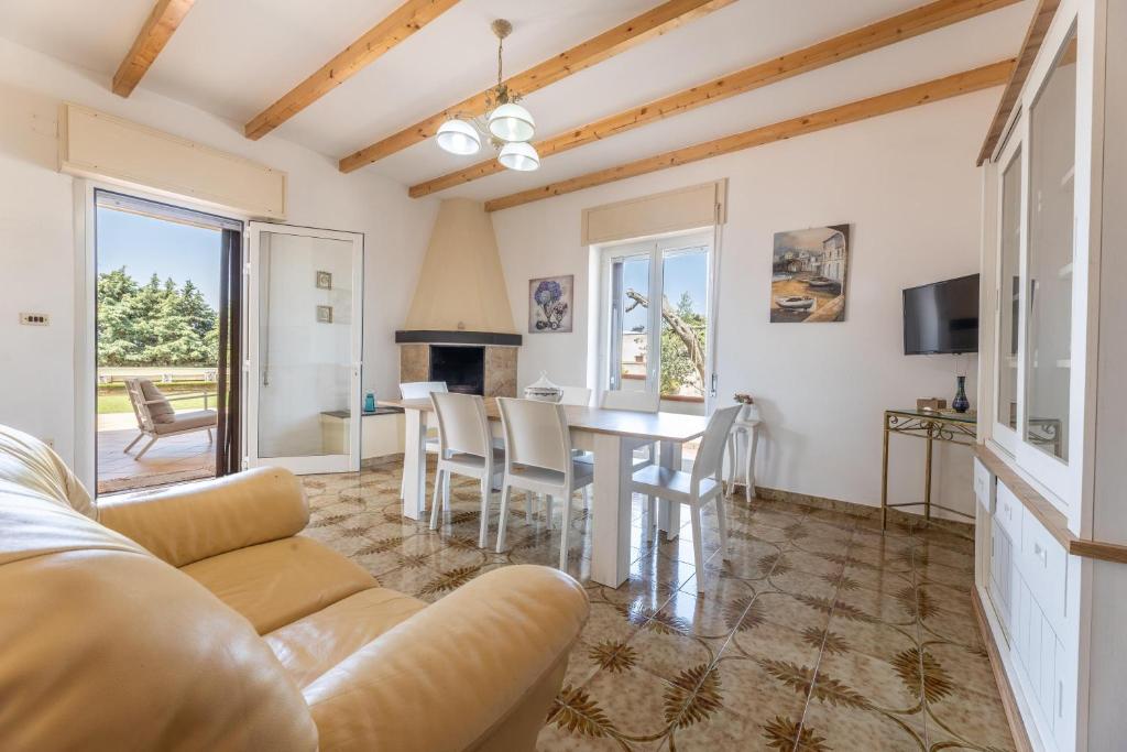 un salon avec un canapé et une table dans l'établissement Villa Ermelinda, à Marina di Mancaversa