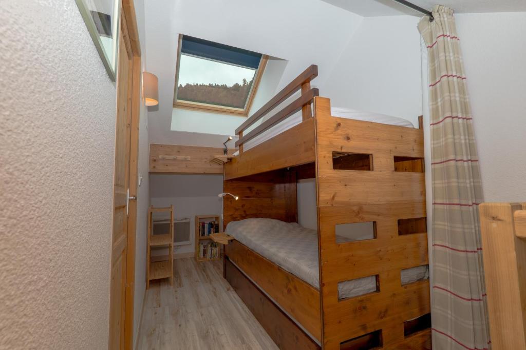- une chambre avec des lits superposés dans une maison dans l'établissement Résidence récente au Lioran à proximité des remontées mécaniques, à Laveissière