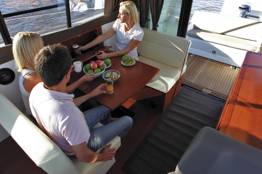 un groupe de personnes assises à une table sur un bateau dans l'établissement Expérience maritime inoubliable à La Rochelle, à La Rochelle