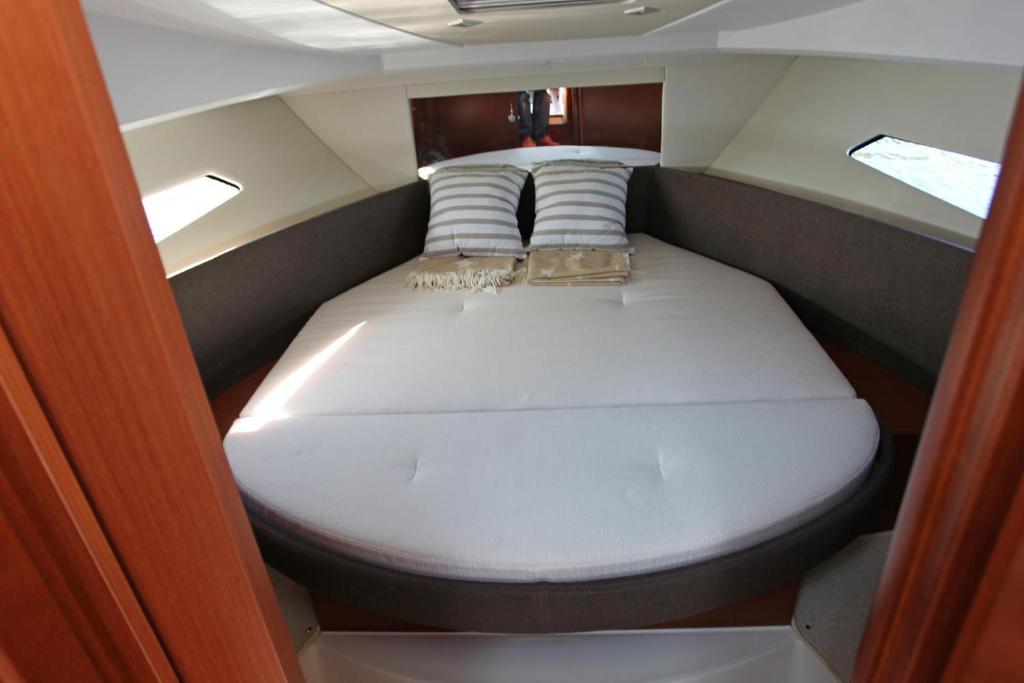 - un petit lit à l'arrière du bateau dans l'établissement Expérience maritime inoubliable à La Rochelle, à La Rochelle