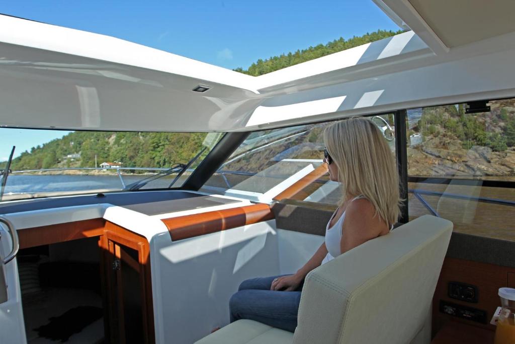 une femme assise à l'arrière d'un bateau dans l'établissement Expérience maritime inoubliable à La Rochelle, à La Rochelle