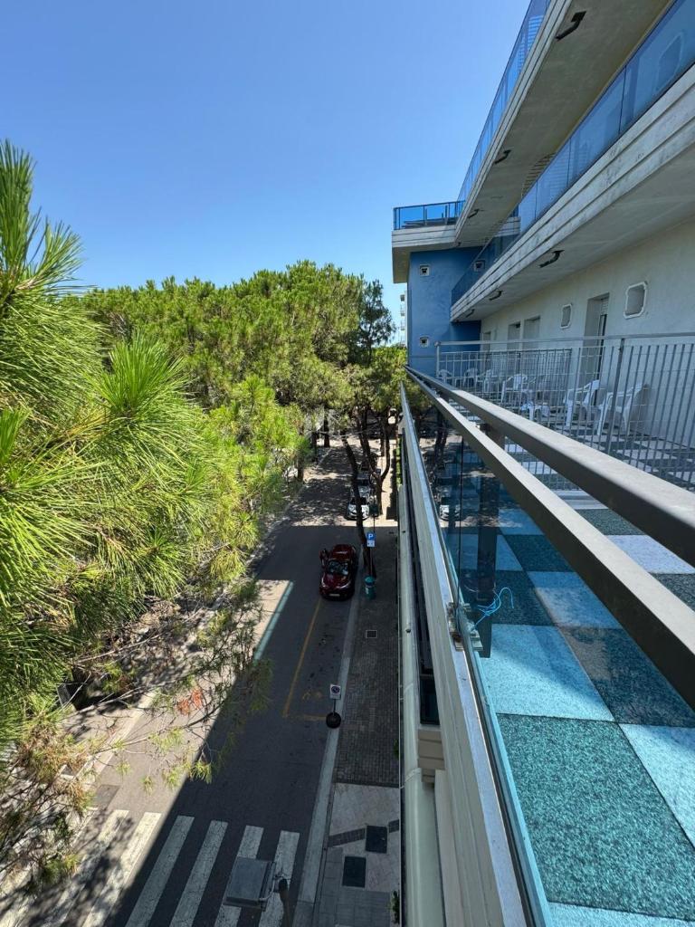 - un balcon dans un immeuble avec une voiture dans la rue dans l'établissement Hotel DOLCEVITA Park & Beach included, à Lido di Jesolo