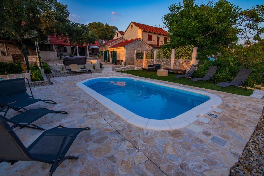 Kameni dvori 4