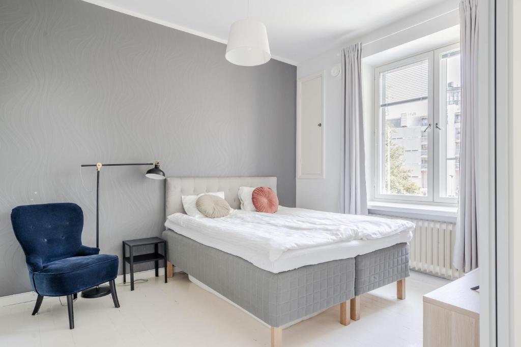 Charming suite with garden views steps from metro 2