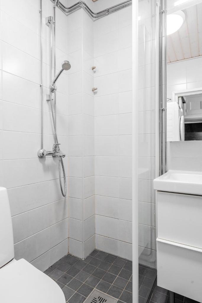 Charming suite with garden views steps from metro 3