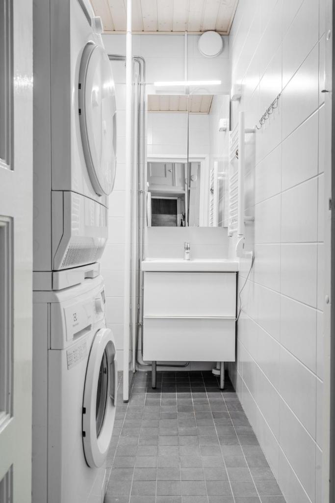 Charming suite with garden views steps from metro 5