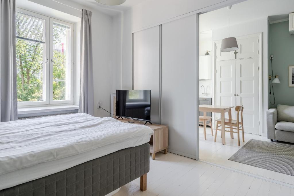 Charming suite with garden views steps from metro 7