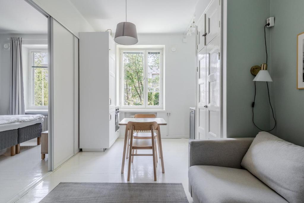 Charming suite with garden views steps from metro 8