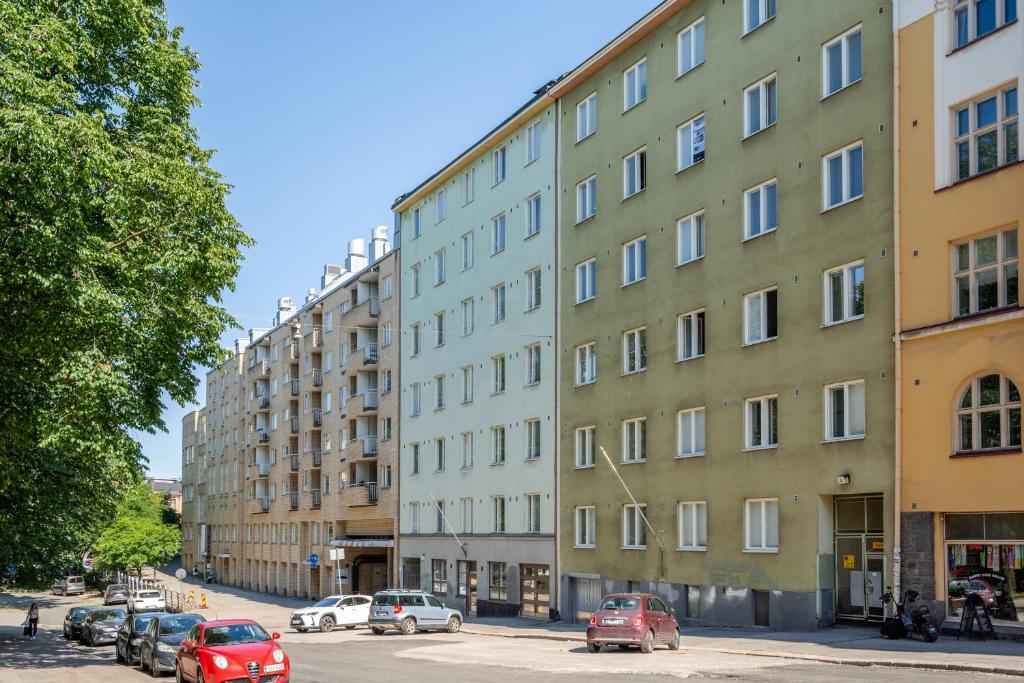 Charming suite with garden views steps from metro 6
