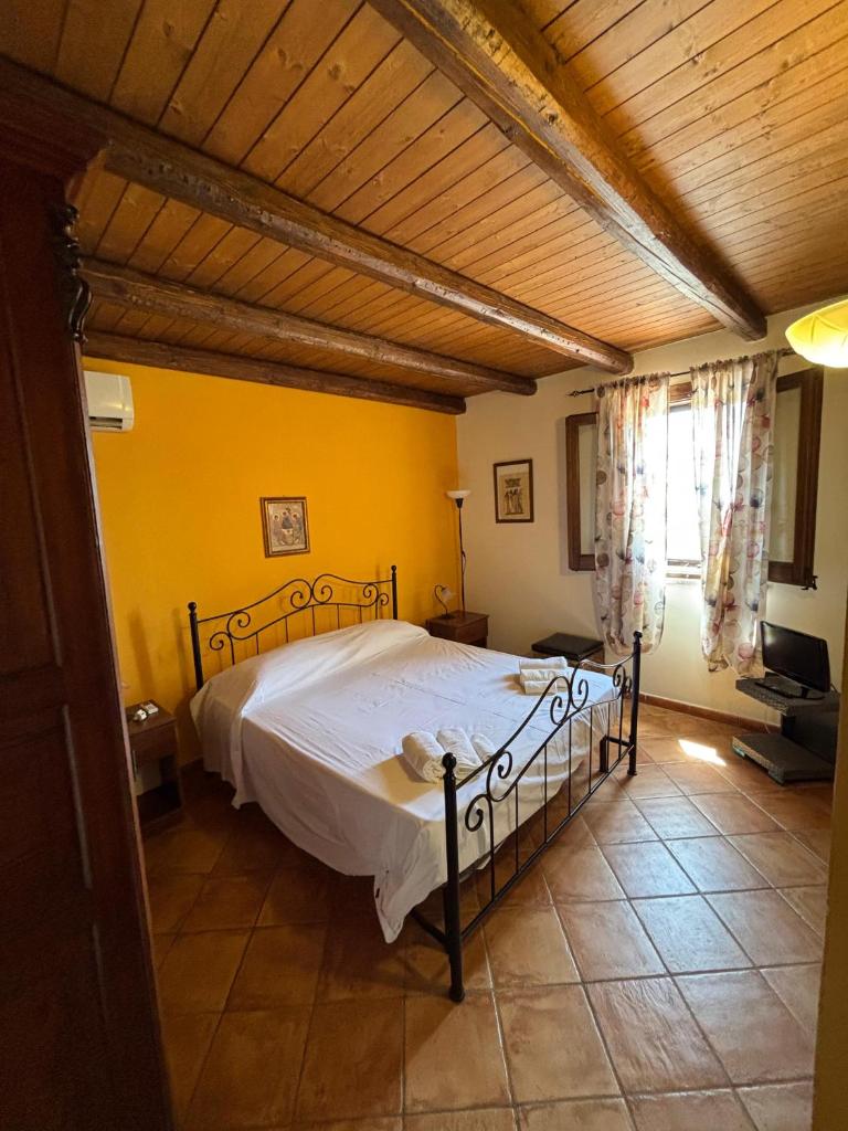 une chambre avec un grand lit avec un plafond en bois dans l'établissement Villa delle Cecilie, à Partinico 71 autres photos