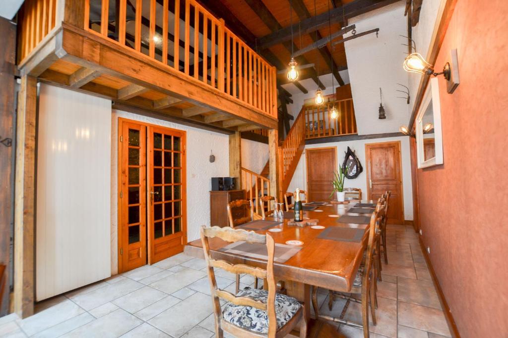 une salle à manger avec une longue table et des chaises dans l'établissement Gîte Oncle Yerry Ostheim, à Ostheim
