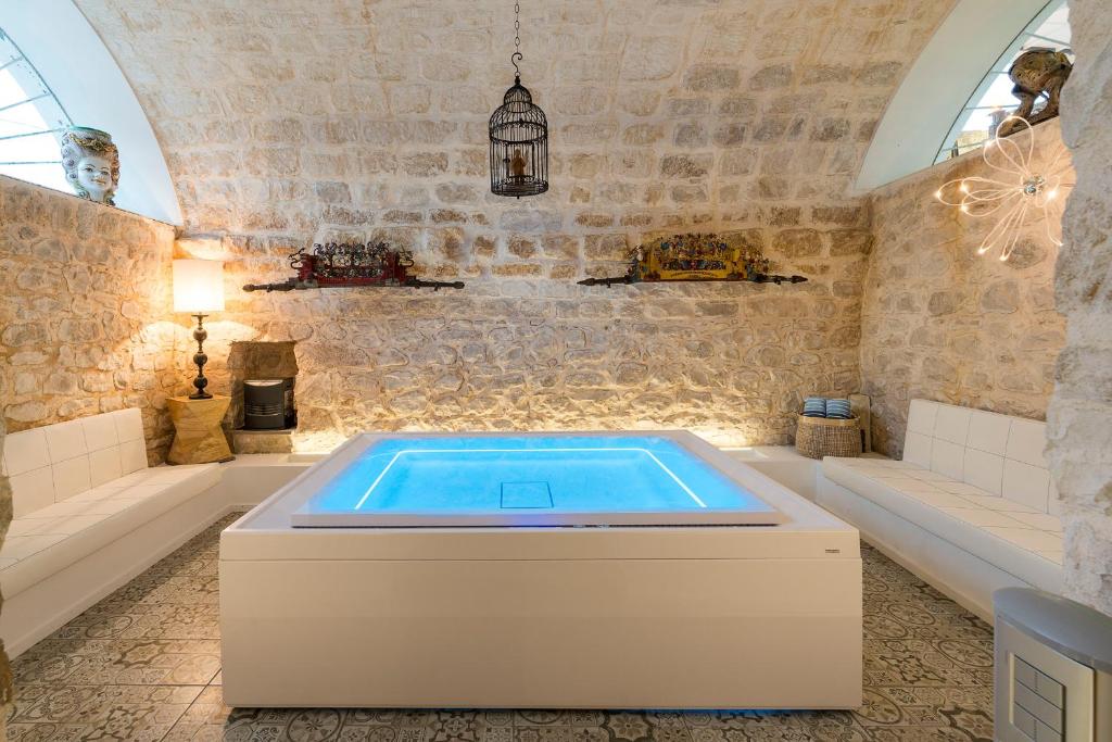 un jacuzzi au milieu d'une pièce dans l'établissement Villa Luna, à Scicli