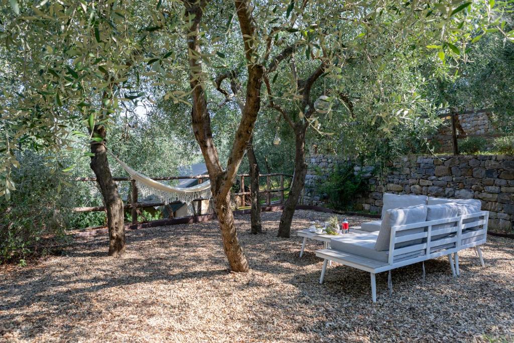 TAGGIASCA- Suite nel verde con terrazza e Jacuzzi privata 7