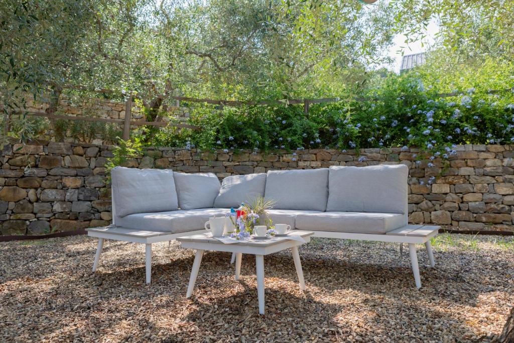 TAGGIASCA- Suite nel verde con terrazza e Jacuzzi privata 2