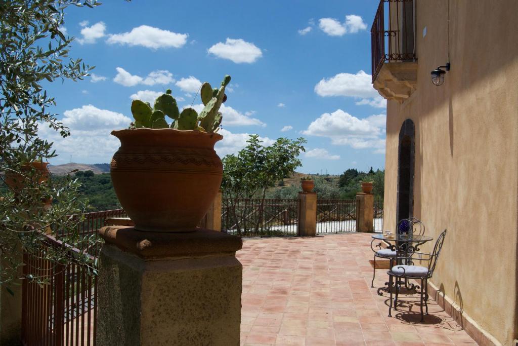 une plante dans un pot assise sur un mur dans l'établissement Villa Belvedere, à Militello in Val di Catania