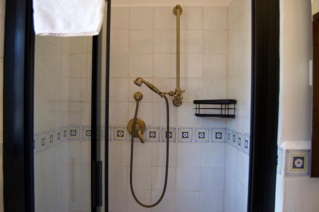 une douche dans une salle de bain avec une pomme de douche dans l'établissement Villa Belvedere, à Militello in Val di Catania 20 autres photos