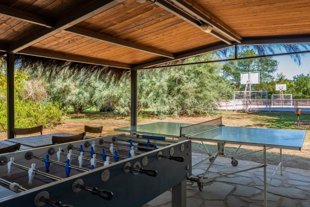 - une table de ping-pong avec un ballon de ping-pong dans l'établissement Roccamare Resort - Casa di Ponente, à Castiglione della Pescaia