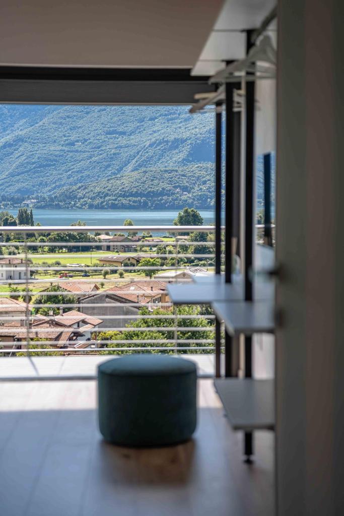 une pièce avec une grande fenêtre avec vue dans l'établissement Villa Afrodite Lake Como - Luxury Italian Design, à Gravedona