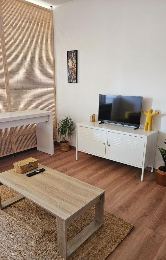 Grand studio au coeur de Nîmes à côté des Arènes 8