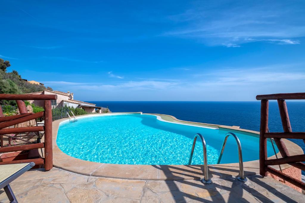 une piscine avec vue sur l'océan dans l'établissement Villa Patty with infinity pool in front of the sea, parking and wifi, à Torre delle Stelle