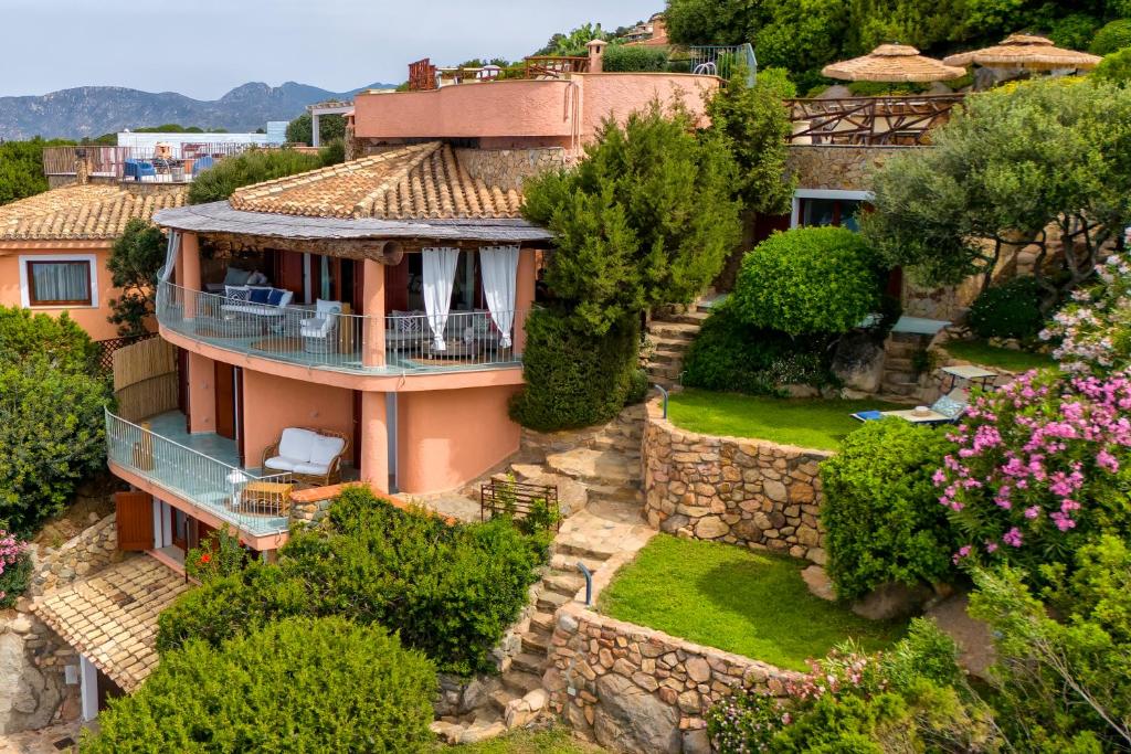 une vue aérienne d'une maison avec un jardin dans l'établissement Villa Patty with infinity pool in front of the sea, parking and wifi, à Torre delle Stelle