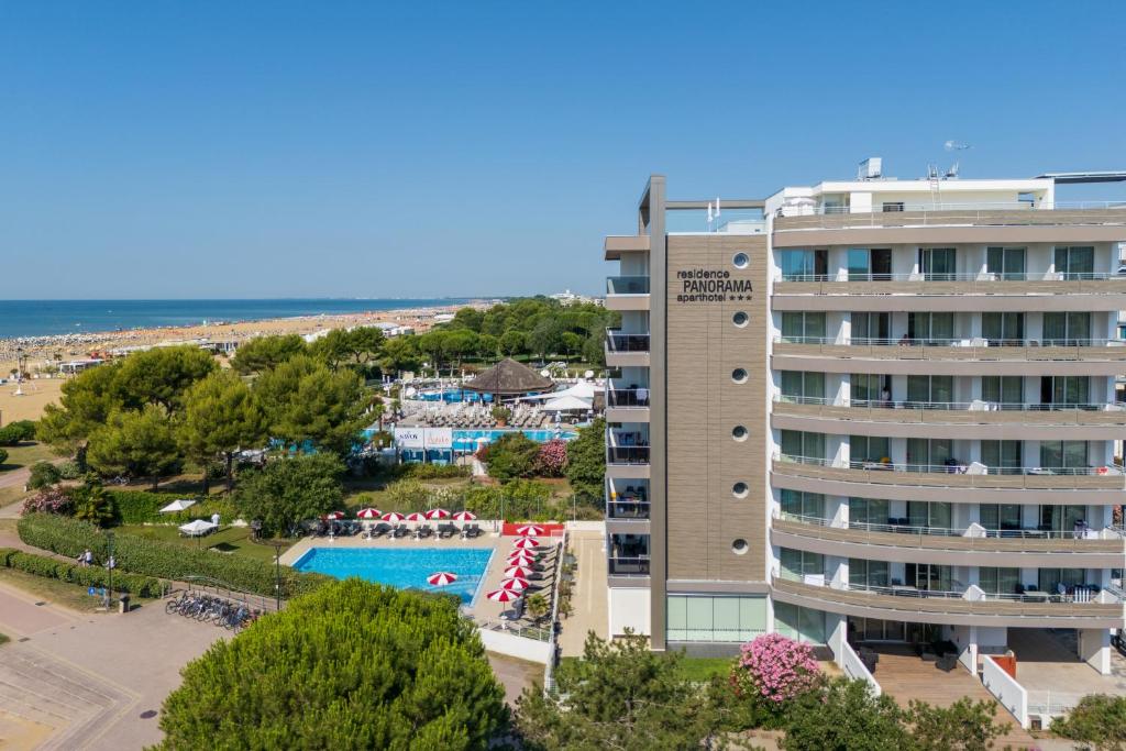 un hôtel avec une piscine et un complexe dans l'établissement Residence Panorama Apart Hotel, à Bibione