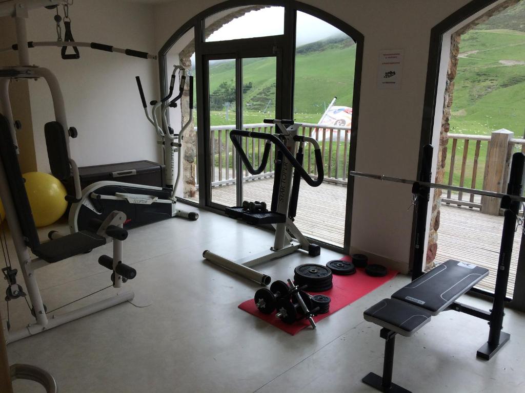 une salle de sport avec vue dans l'établissement Résidence Mer & Golf Tourmalet, à La Mongie 14 autres photos