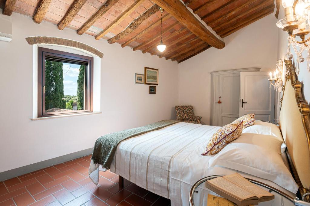 une chambre avec un lit et une fenêtre dans l'établissement Villa Vittoria Tuscany new opening 2025, à Montaione