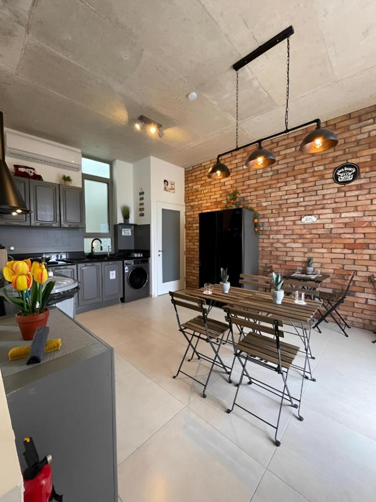 Sliema Cozy Townhouse with Rooftop View, Prime Spot 8