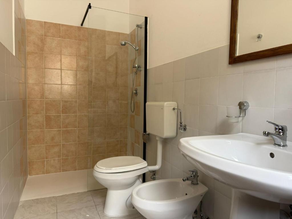 une salle de bain avec toilettes et lavabo dans l'établissement Albergo diffuso Borgo Gallodoro da Sara, à Gallodoro 8 autres photos