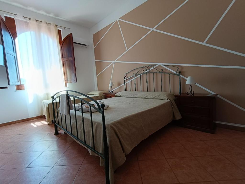 une chambre avec un lit dans une pièce dans l'établissement Albergo diffuso Borgo Gallodoro da Sara, à Gallodoro