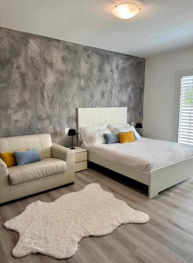 une chambre avec un lit et un canapé dans l'établissement Villa Carlotta, à Salionze