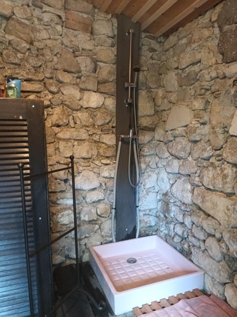 Photo de la galerie de l'établissement Roulotte Tzigane au bord du ruisseau - Drôme Provençale (2p), à Marsanne