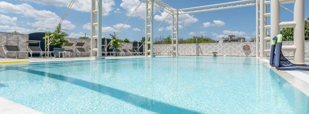 - une piscine dans un complexe avec toboggan dans l'établissement Hotel Palm Beach B&B SEA VIEW, à Rimini