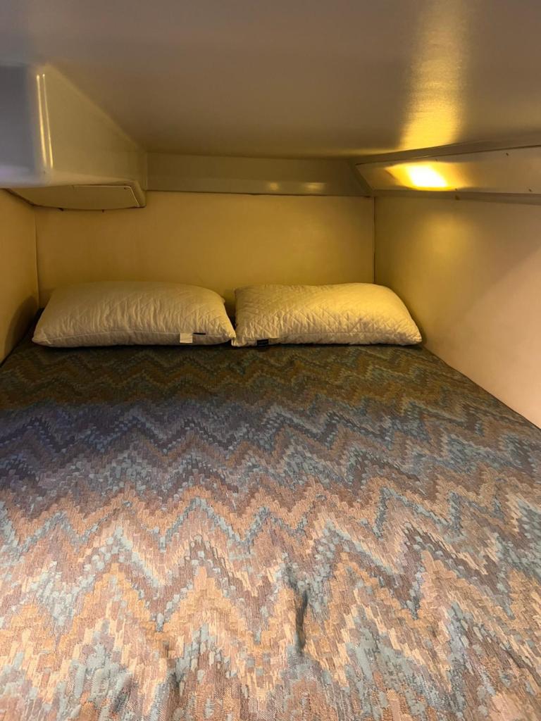 - une petite chambre avec 2 lits dans une caravane dans l'établissement Location, à Antibes