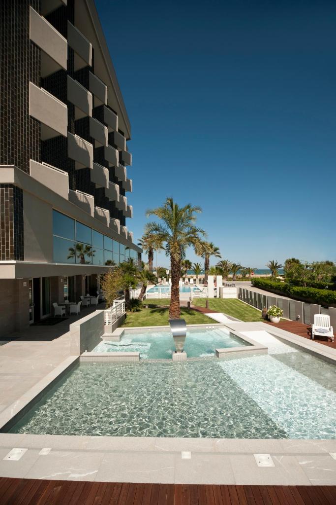 une piscine devant un bâtiment dans l'établissement Hotel Eden, à Alba Adriatica