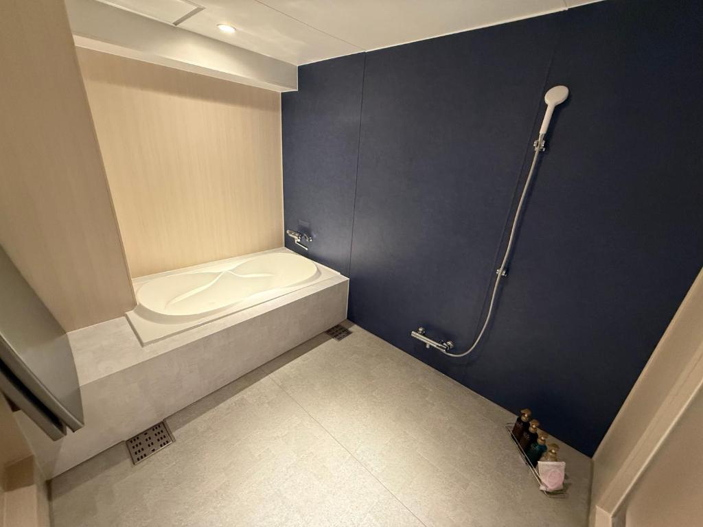 une salle de bain avec toilettes et douche dans l'établissement Nuda by H-Seven (Adult Only), à Yokohama