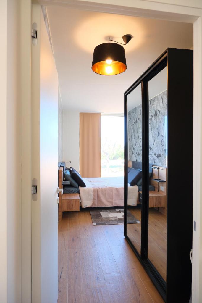 une chambre avec un lit et un miroir dans l'établissement Villa Panorama, à Polignano a Mare