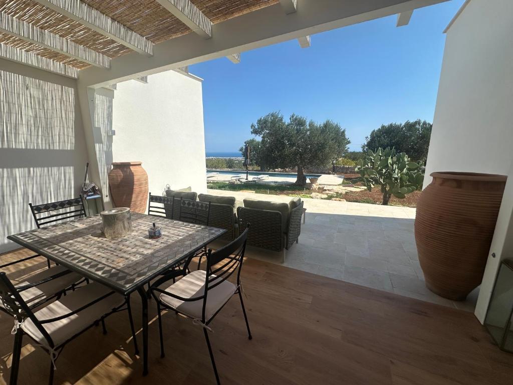 d'une terrasse avec une table et des chaises offrant une vue. dans l'établissement Villa Panorama, à Polignano a Mare