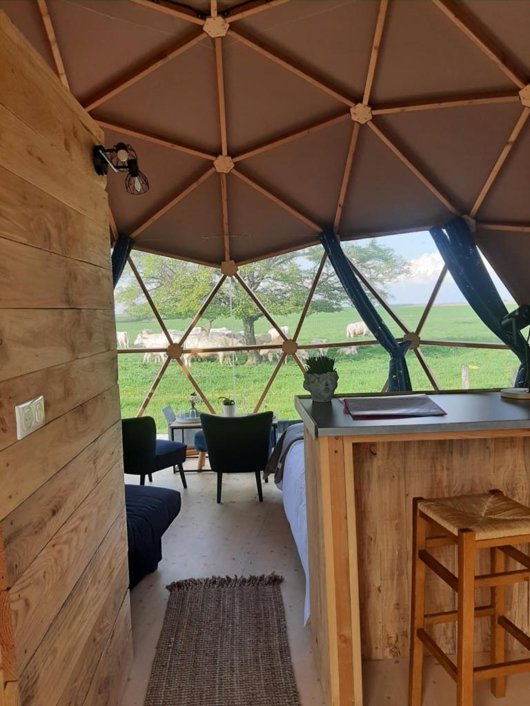 une vue d'une yourte avec une table et des chaises dans l'établissement A l'aube des sens, à Bailly-le-Franc